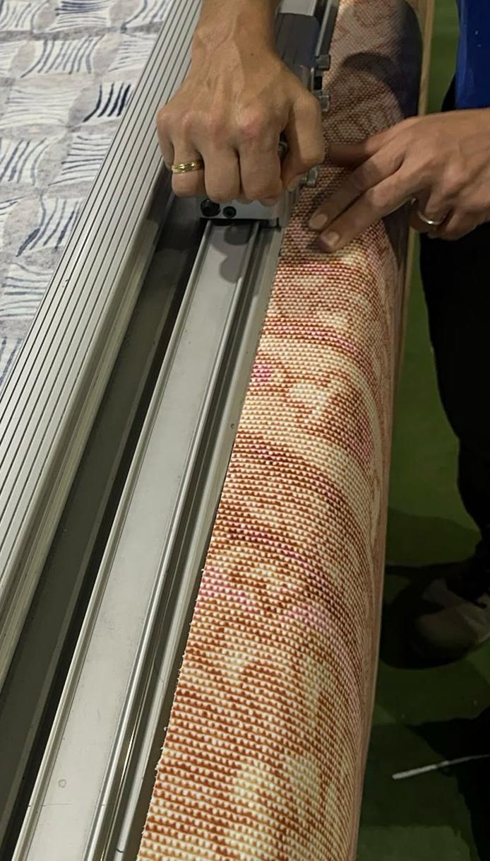 Confección manual del borde de una alfombra