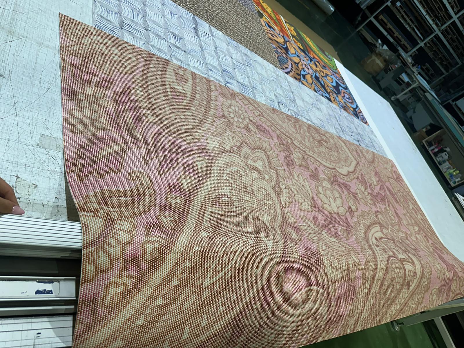 Alfombra recién fabricada sobre la mesa del taller