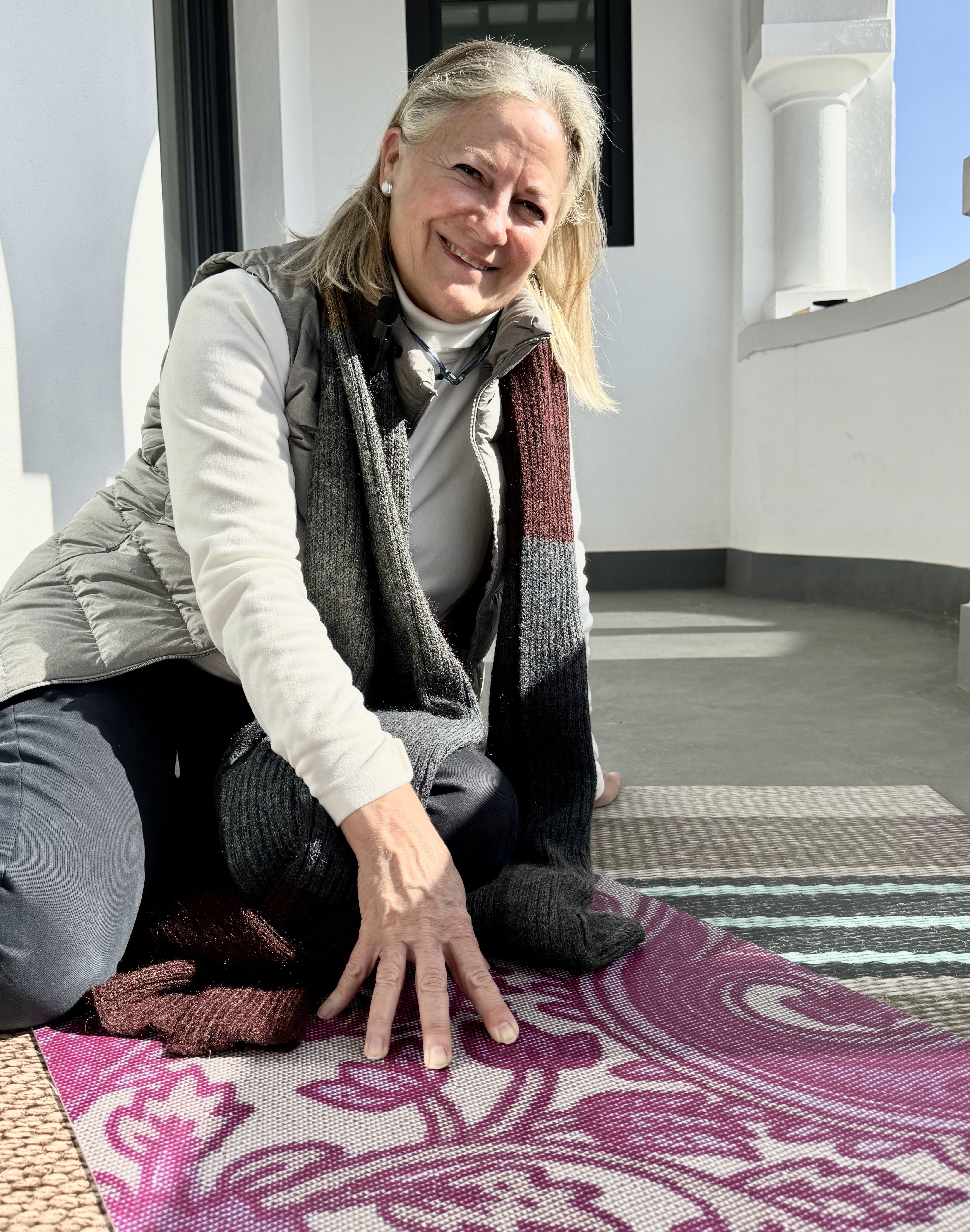 Ana Durán junto a una de sus alfombras