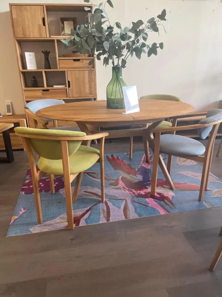 Alfombra decorativa en un comedor real