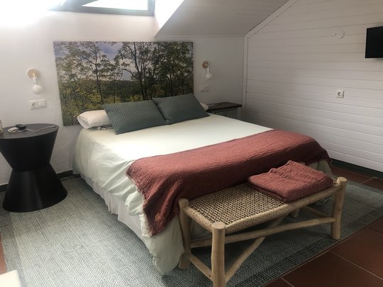 Dormitorio bajo cubierta con diseño Ana Durán
