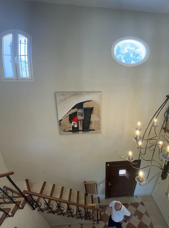 Escalera con arte con diseño Ana Durán
