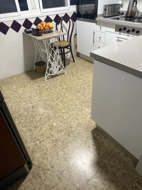 Antes de cocina · acabado rojizo con solución Ana Durán